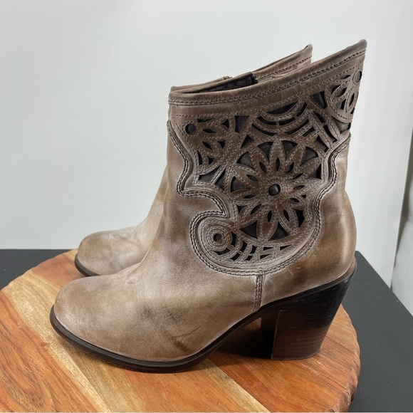 Corral Brown Ankle Boots with Western Style and Chunky Heel - Picture 3 of 9